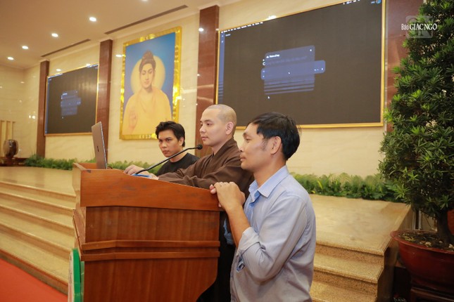 Đại đức Thích Nguyện Truyền kiểm tra hệ thống kỹ thuật