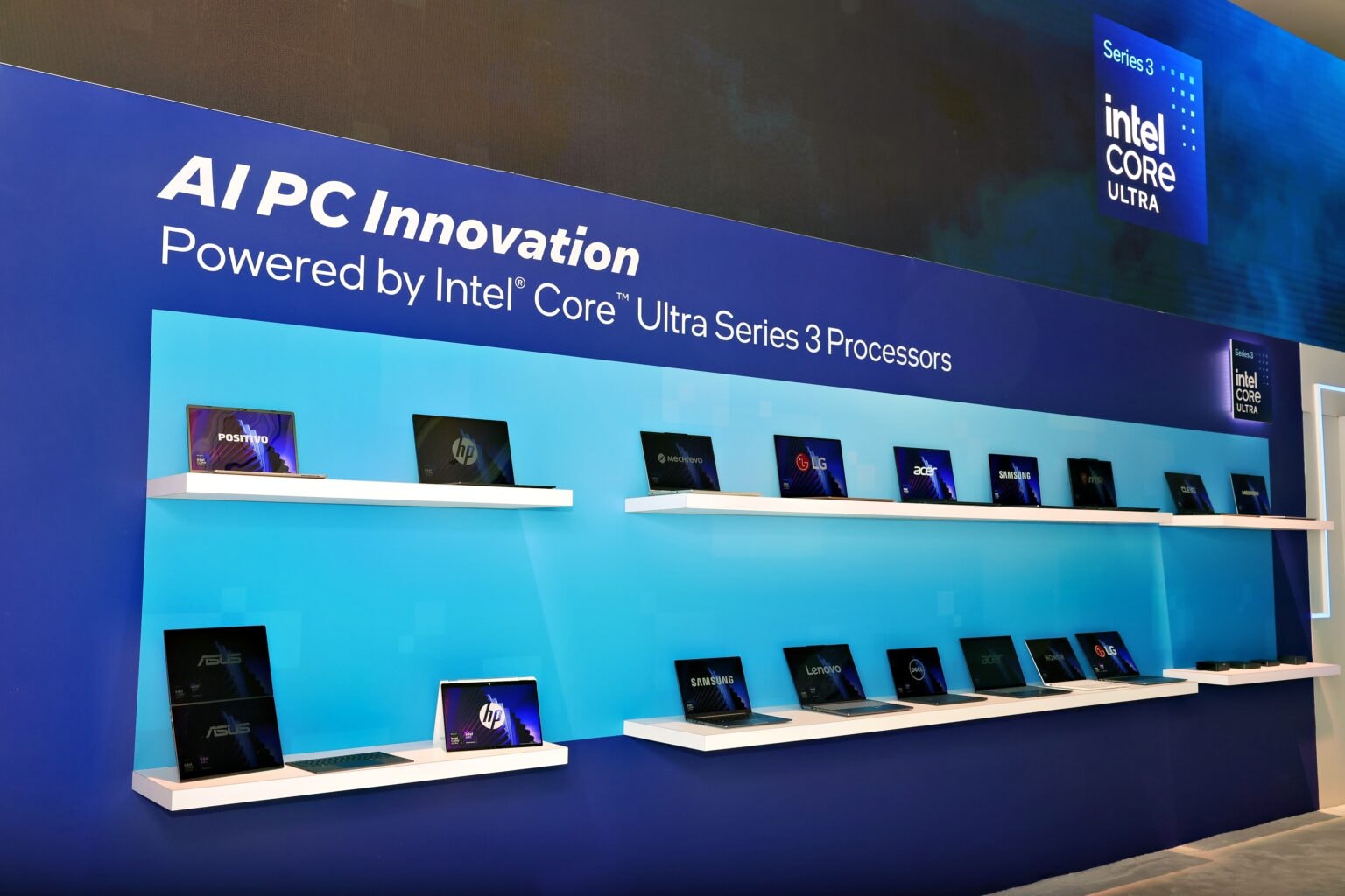 Các laptop dùng chip Intel Core Ultra Series 3 được trưng bày ở CES 2026
