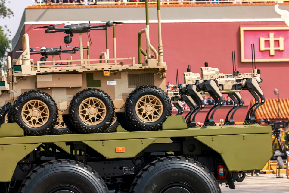 Quân đội Trung Quốc tạo vũ khí AI và đàn drone sát thủ theo hành vi của chim ưng, sói (1)