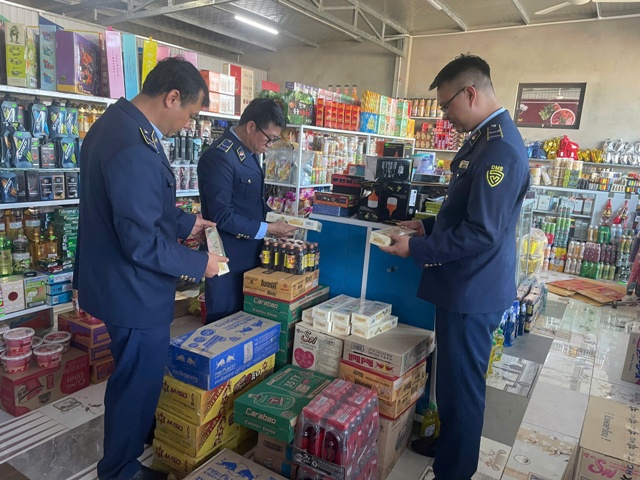 Lực lượng QLTT tỉnh Quảng Trị Thu giữ 800 bao thuốc lá không rõ nguồn gốc trong đợt cao điểm chống buôn lậu.