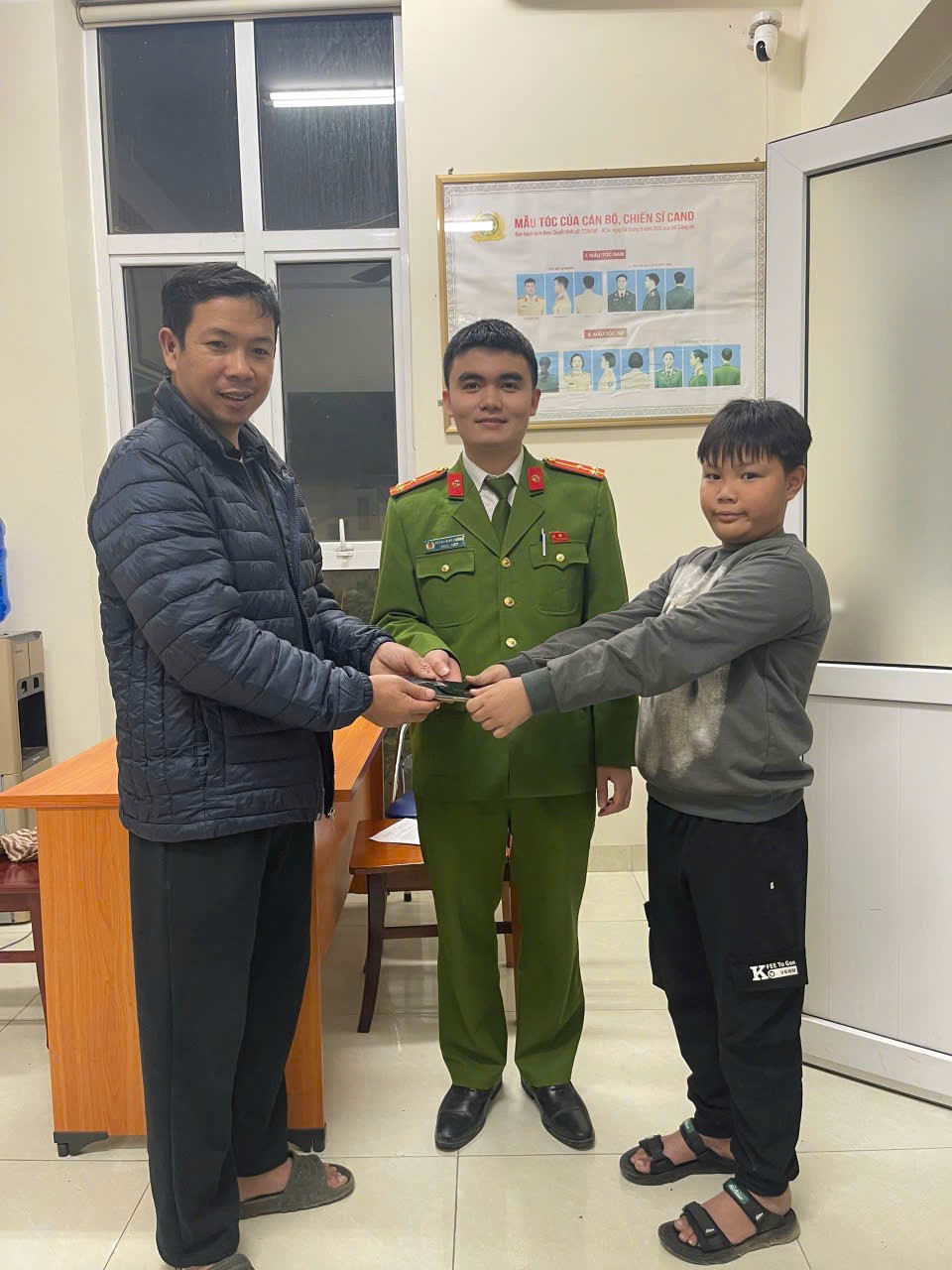 Học sinh lớp 5 trả lại điện thoại iPhone cho người đánh mất