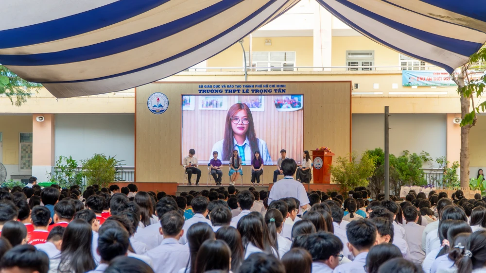 Những thắc mắc của học sinh về ứng dụng AI đã được các thủ khoa lý giải tại chương trình sáng nay. Ảnh: CM ỨNG DỤNG AI