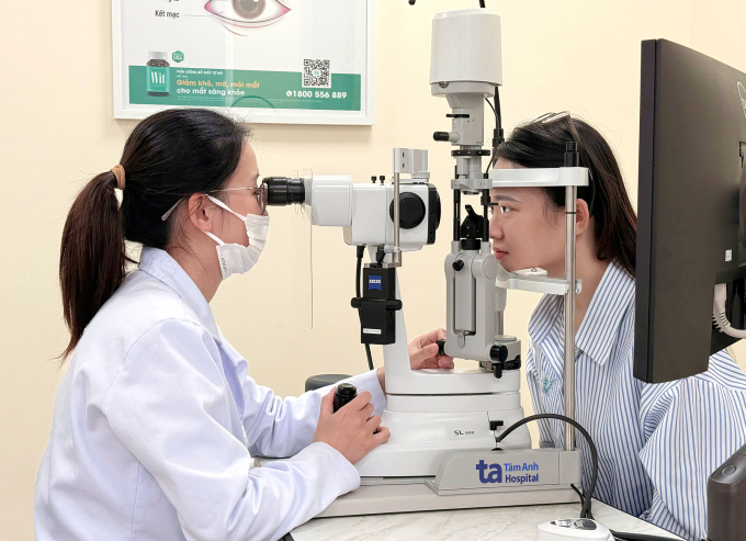 Bác sĩ Huyền kiểm tra mắt cho một phụ nữ. Ảnh minh họa: Bệnh viện Đa khoa Tâm Anh