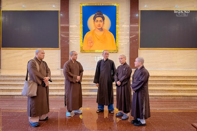 Chư tôn đức khảo sát hội trường Việt Nam Quốc Tự - nơi diễn ra Khóa bồi dưỡng Trí tuệ nhân tạo (AI) và chuyển đổi số với hơn 700 học viên tham gia Chư tôn đức khảo sát hội trường Việt Nam Quốc Tự - nơi diễn ra Khóa bồi dưỡng Trí tuệ nhân tạo (AI) và chuyển đổi số với hơn 700 học viên tham gia