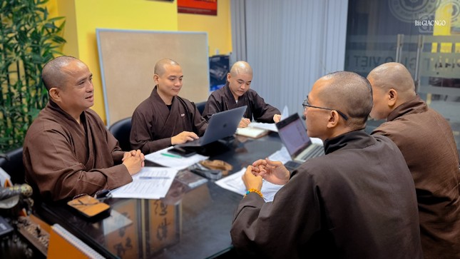 Thượng tọa Thích Tâm Hải chủ trì buổi họp Thượng tọa Thích Tâm Hải chủ trì buổi họp