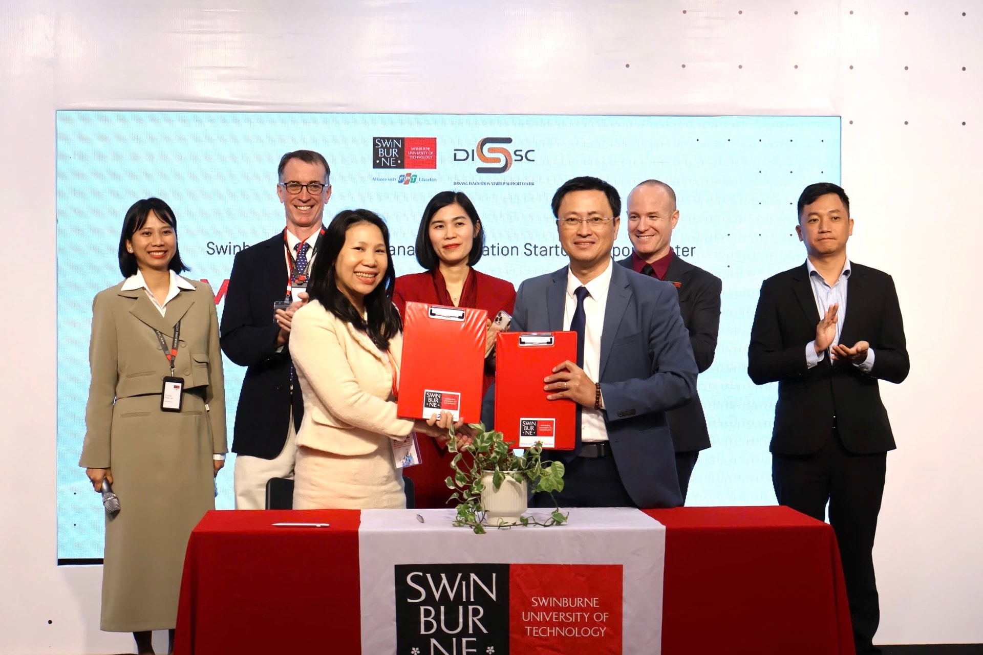 Yếu tố công nghệ và nhân lực 1 Đại diện Swinburne Việt Nam và Trung tâm Hỗ trợ khởi nghiệp đổi mới sáng tạo thành phố Đà Nẵng trao biên bản ghi nhớ hợp tác. Ảnh: MAI QUẾ