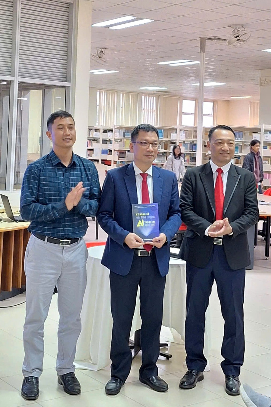 Các tác giả từ phải qua trái: PGS.TS Nguyễn Quang Tuấn, TS Lê Văn Tường Lân, Ths Nguyễn Thanh Nam. z7460554535001-547972287afedaf01437bf0154948cc2.jpg