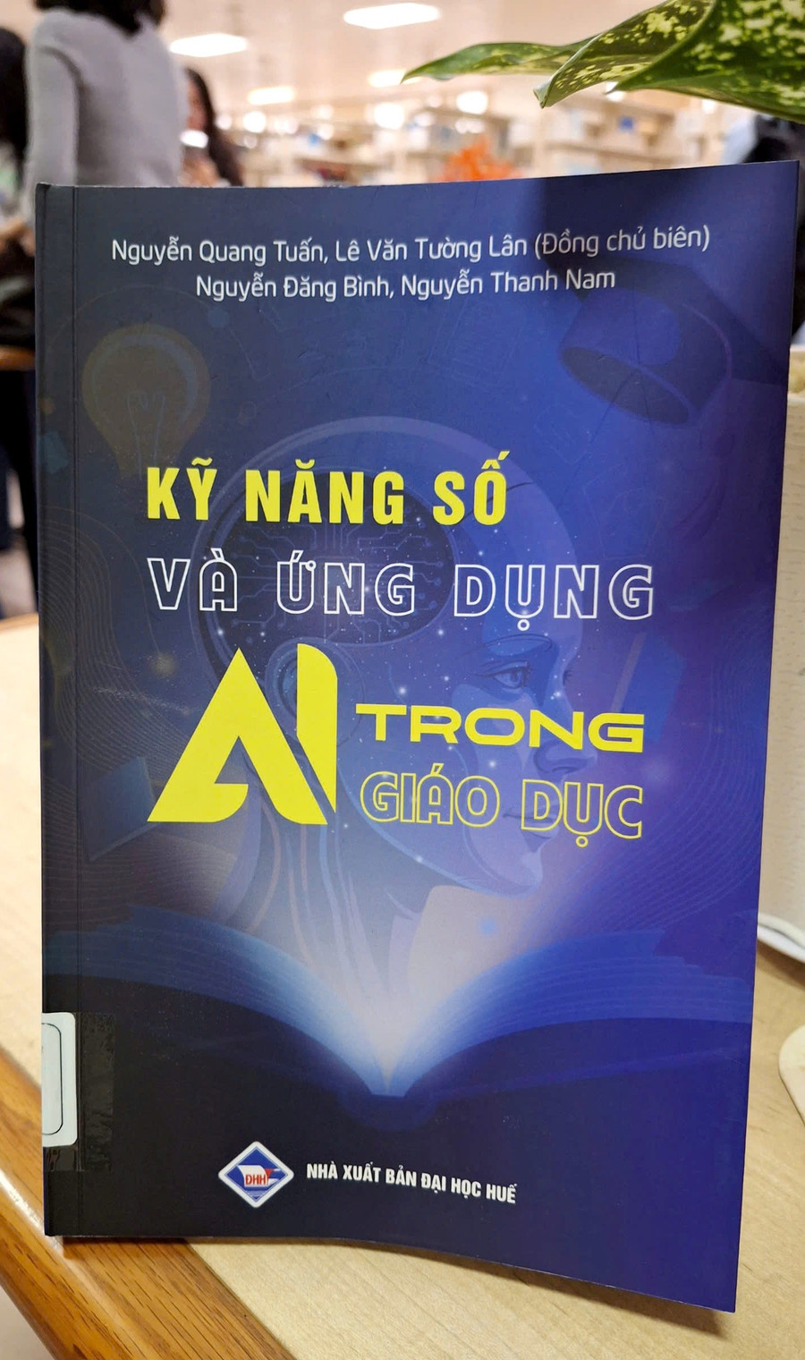 Đây được xem là cuốn sách đầu tiên, hội đủ nhiều kiến thức về công cụ AI do Đại học Huế xuất bản. z7460554577078-60b80d0a11f6612dfbbfb14861012195.jpg