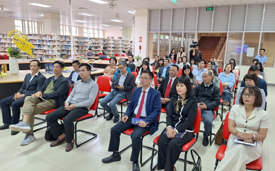 Các đại biểu tham dự ra mắt ấn phẩm sách về AI. z7460554580319-eac66a2cb5f9efefccfff6610663764e.jpg