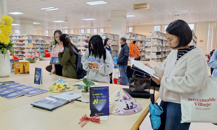 Nhiều bạn đọc quan tâm sách “Kỹ năng số và Ứng dụng AI trong giáo dục” tại sự kiện. z7460554610124-7b664254d3154a2a215a0b9b73b4205d.jpg