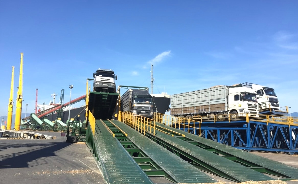 Yếu tố công nghệ và nhân lực 2 Hoạt động tại Cảng Đà Nẵng. Ảnh: M.QUẾ