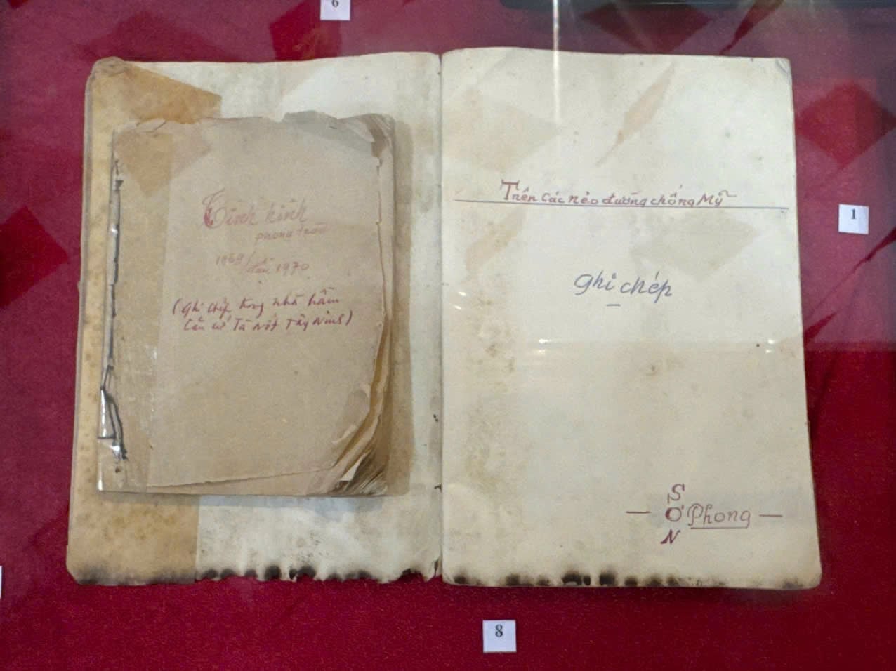 Sổ ghi chép tại chiến trường miền Nam (1967-1971) của nhà báo Sơn Tùng. Ảnh: Kiều Mai Sơn.