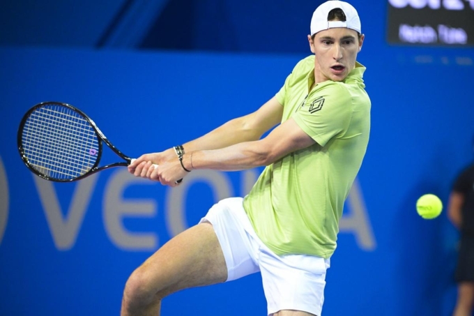 Humbert đánh trái tay ở trận gặp Mannarino ở vòng hai giải ATP 250 ở Montpellier, Pháp hôm 4/2. Ảnh: Reuters