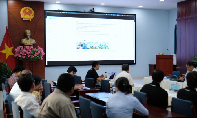 Doanh nghiệp giới thiệu, phổ biến công cụ AI tại UBND xã Nhà Bè. Ảnh: AI Hay