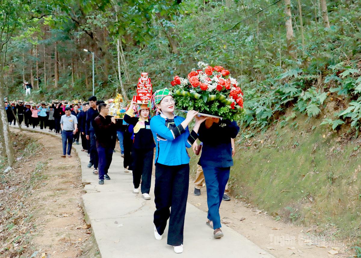 Rước lễ vật dâng lên Miếu Ông, Miếu Bà - nghi thức quan trọng không thể thiếu trong Chợ Phong Lưu Khâu Vai.