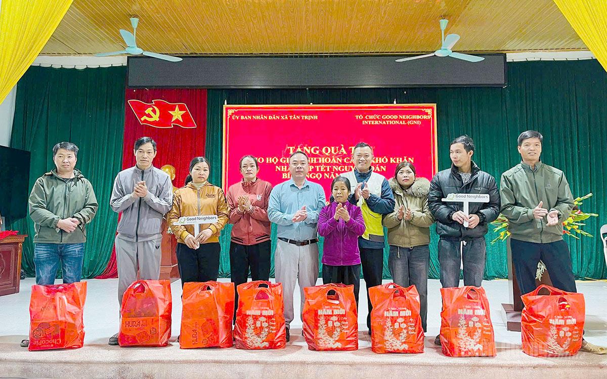 Đại diện lãnh đạo xã Quang Bình và GNI tại Quang Bình trao quà cho các hộ có hoàn cảnh khó khăn và hộ nghèo trên địa bàn xã Quang Bình