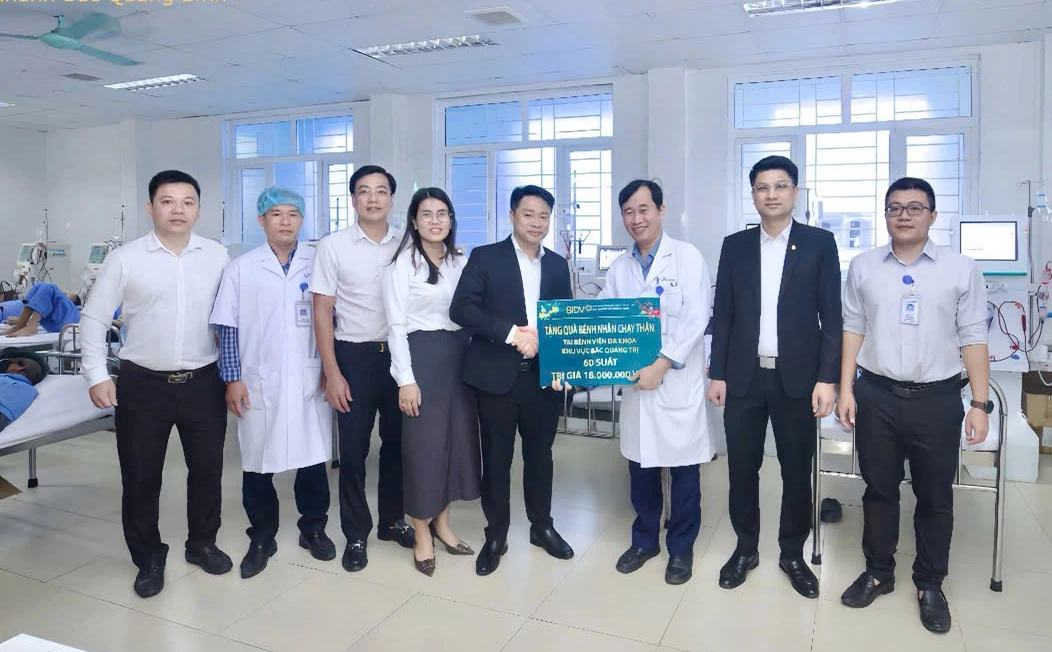 Trao quà Tết cho các bệnh nhân điều trị tại bệnh viện đa khoa khu vực Bắc Quảng Bình - Ảnh: X.P