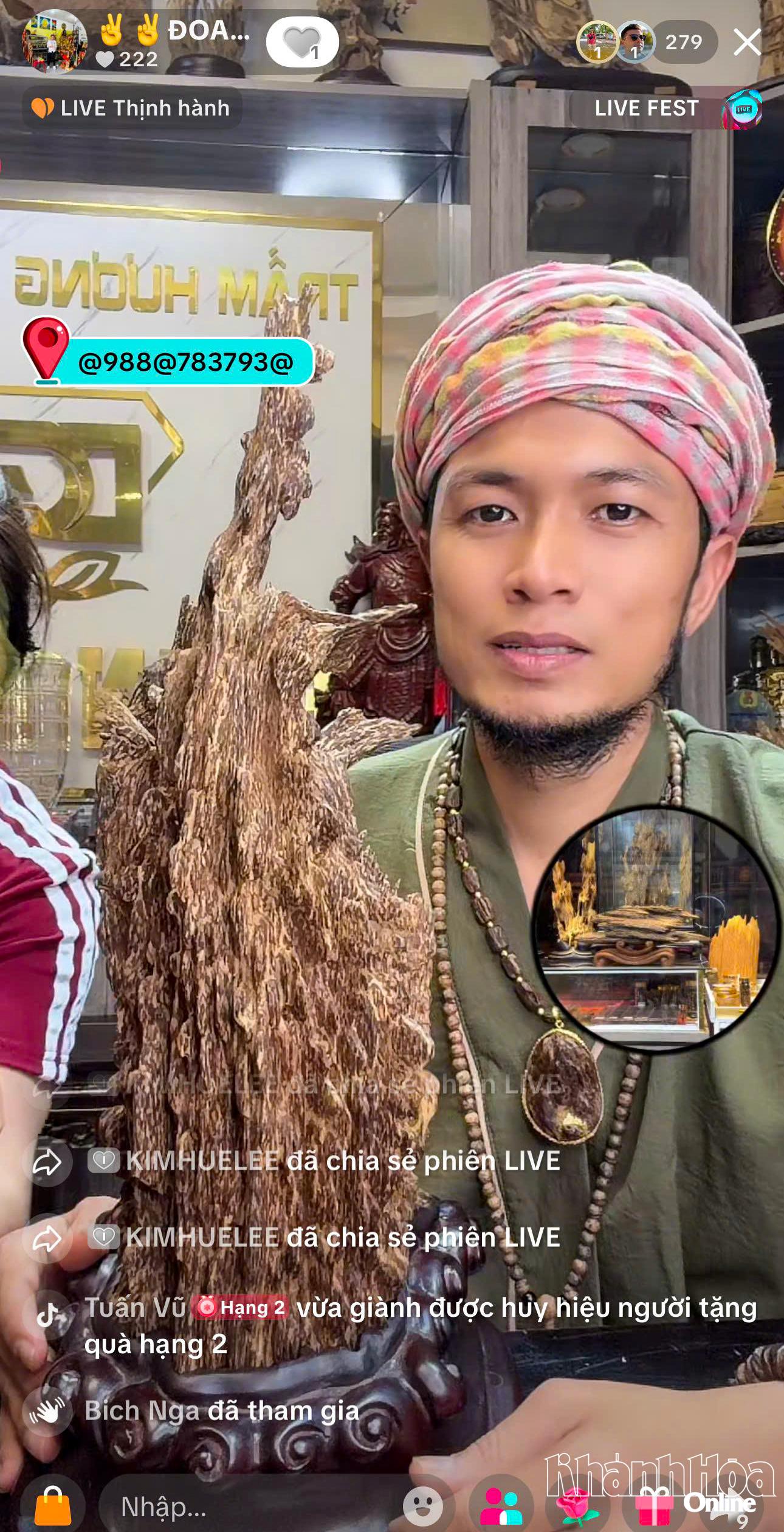 Cơ sở Trầm hương Đặng Gia Khánh Hòa livestream giới thiệu sản phẩm.