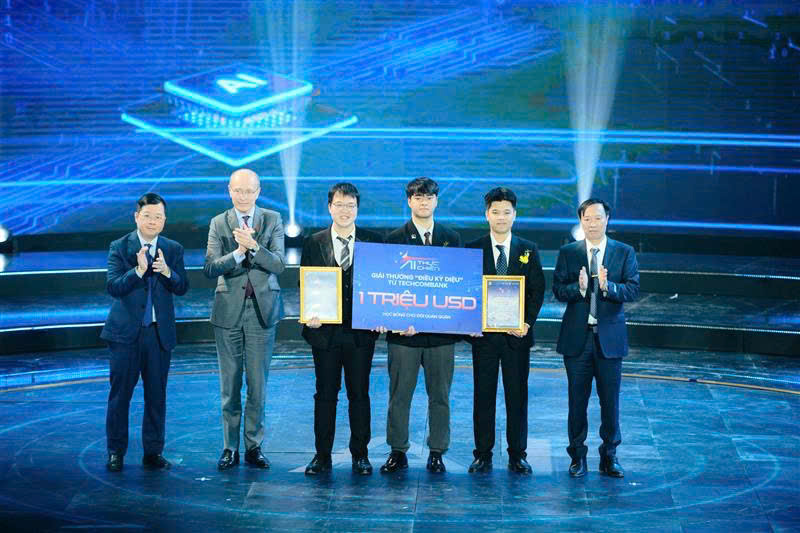 Học bổng lên tới 1 triệu USD dành cho đội quán quân “A.I thực chiến”- Ảnh 1. Học bổng lên tới 1 triệu USD dành cho đội quán quân “A.I thực chiến”- Ảnh 1.