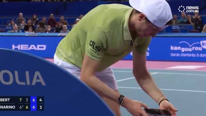 Humbert kiểm tra điện thoại ở loạt tie-break set ba, trận gặp Mannarino ở vòng hai giải ATP 250 ở Montpellier, Pháp hôm 4/2. Ảnh chụp màn hình