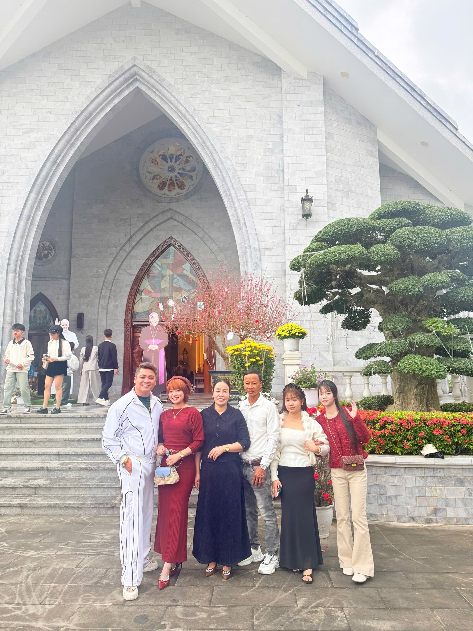 Hàng nghìn người đổ về Chùa Hoằng Phúc du xuân đầu năm 2026 - Ảnh 5.