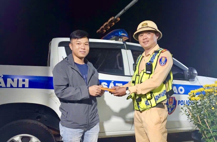 csgt quang ngai nhat duoc dien thoai, tim tra lai chu nhan hinh anh 1