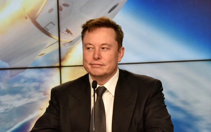 SpaceX xin phóng một triệu vệ tinh làm trung tâm dữ liệu AI 2 Tỷ phú Mỹ Elon Musk trong một sự kiện tại Florida. Ảnh: Reuters