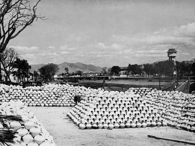 Đề xuất nghề nước mắm Phan Thiết là di sản quốc gia 2 Tĩn chứa nước mắm làm bằng đất nung xếp dọc bờ sông Cà Ty, Phan Thiết thời trước 1975. Ảnh: Bảo tàng nước mắm Làng chài xưa