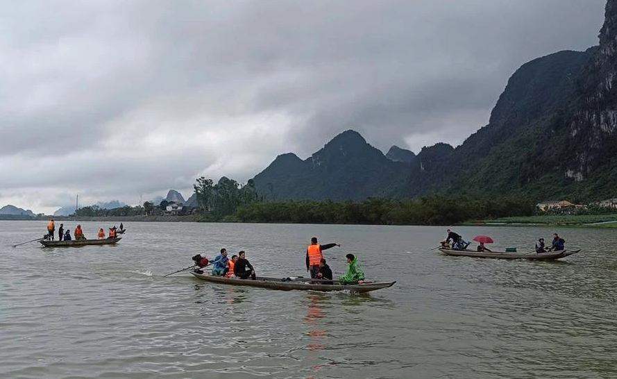 Vụ lật thuyền trên sông Gianh, 2 người chết: 7 nạn nhân đều cùng một gia đình- Ảnh 1.