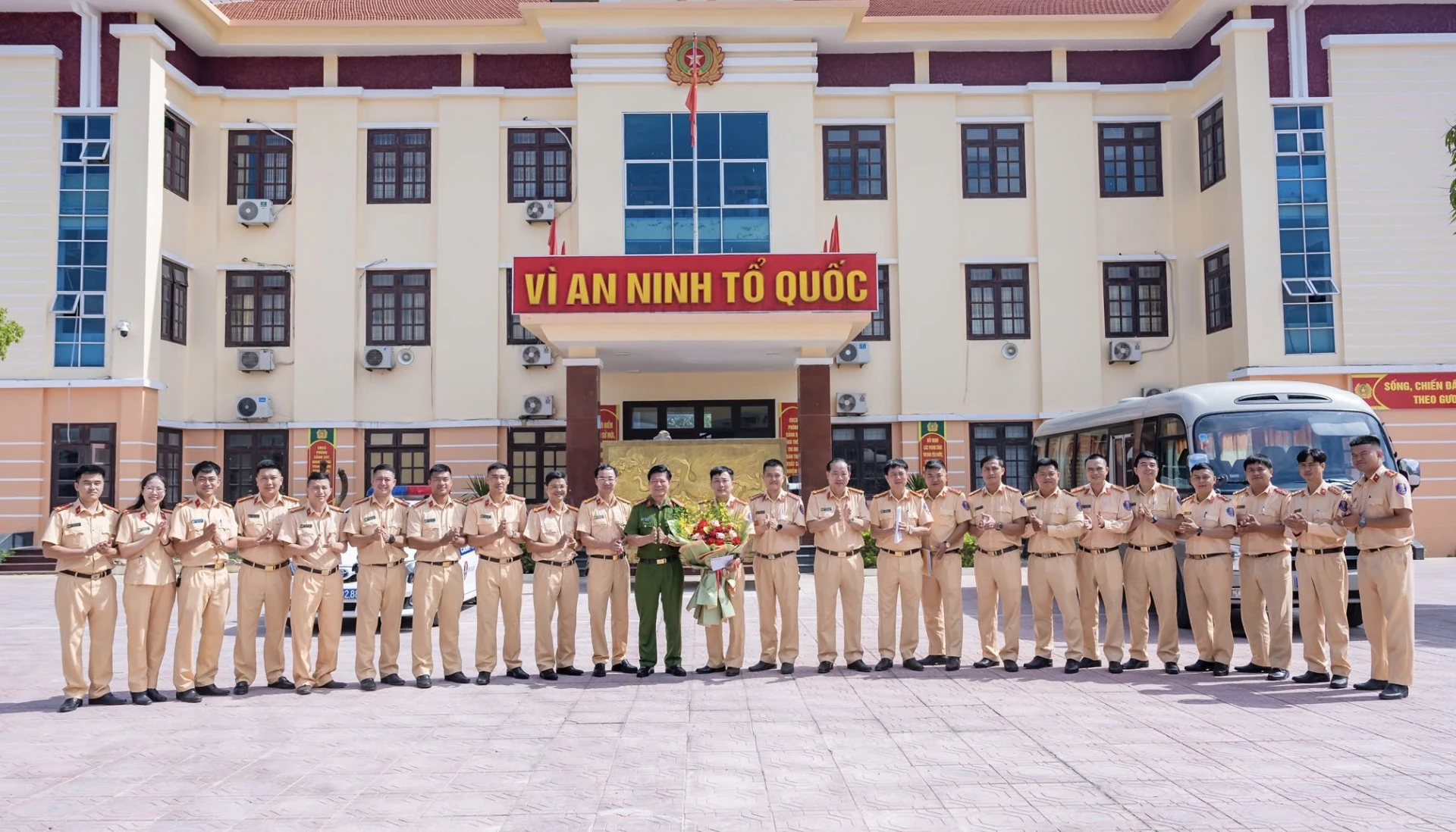 Đại tá Lê Phương Nam, Phó Giám đốc Công an tỉnh Quảng Trị khen thưởng, động viên cán bộ, chiến sĩ Phòng CSGT trong thực hiện nhiệm vụ - Ảnh: L.P.N