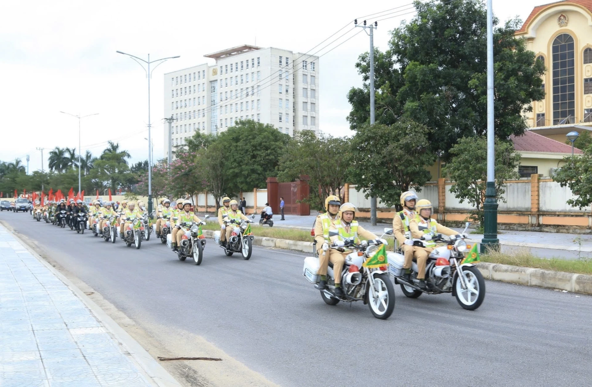 Lực lượng CSGT cùng các lực lượng thuộc Công an tỉnh diễu hành biểu dương lực lượng trong lễ ra quân tấn công, trấn áp tội phạm bảo đảm an ninh trật tự Tết Nguyên đán Bính Ngọ - 2026 - Ảnh: L.P.N