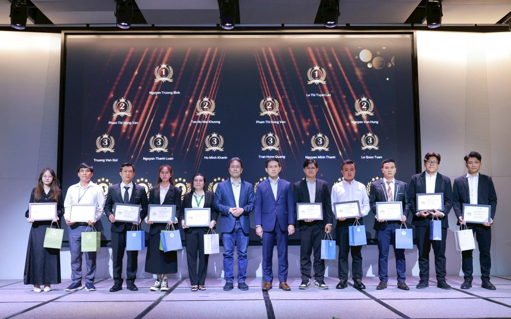 Giải nhất cuộc thi“The AI Maker”mùa 2 được trao cho chị Lê Thị Tuyết Lan với dự án “số hóa dữ liệu theo thời gian thực”. C.P.-Viet-Nam-AI-tri-tue-nhan-tao-h3.jpg