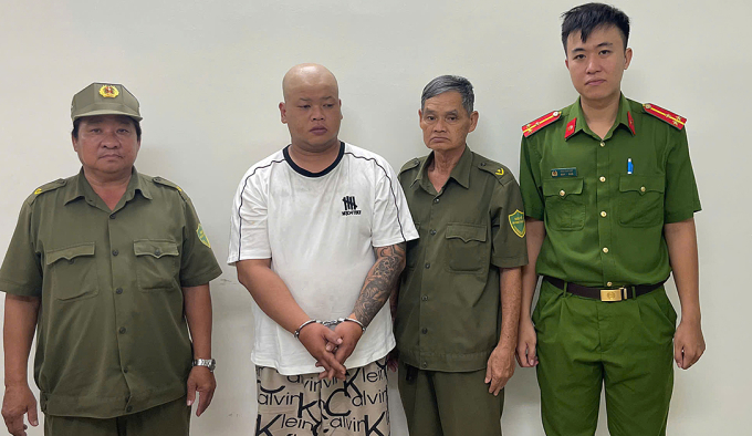 Cảnh sát theo dấu bắt kẻ giật điện thoại của thiếu nữ 1 Nguyễn Thành Tài tại cơ quan điều tra. Ảnh: Công an TP HCM