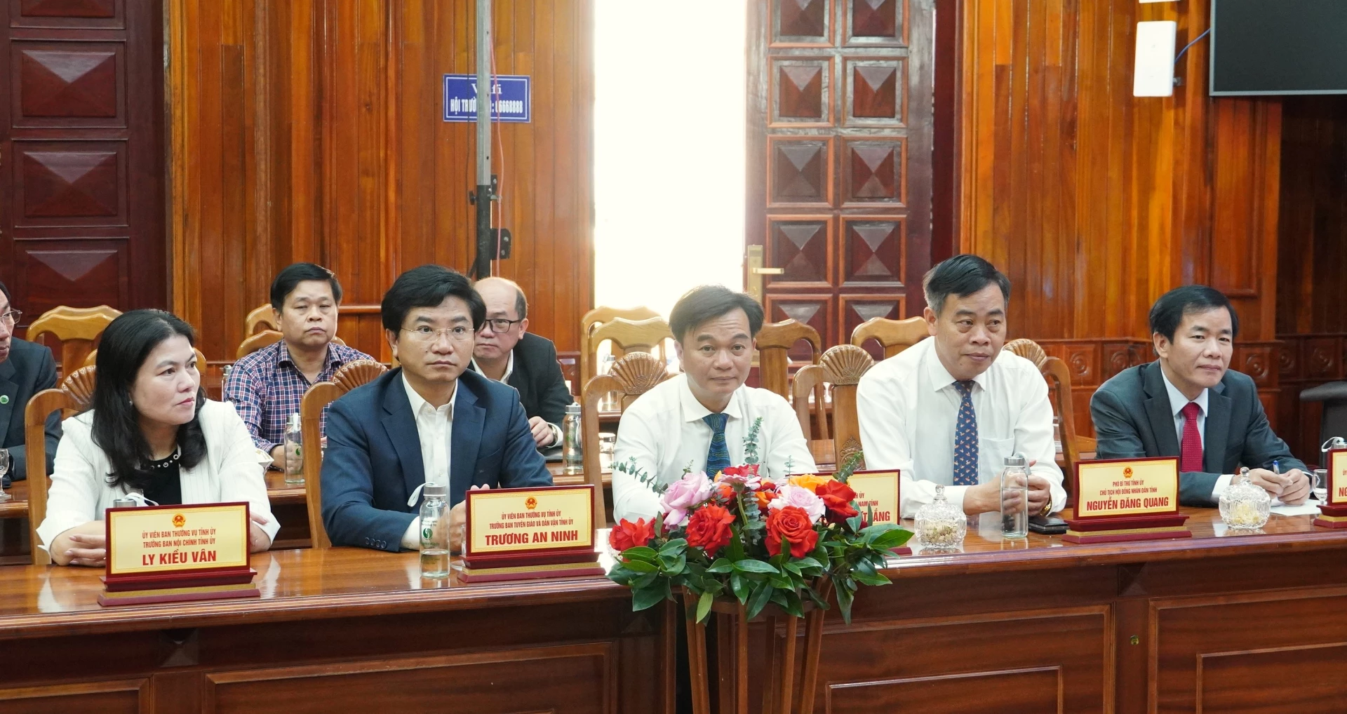 Đại biểu tham dự buổi gặp mặt - Ảnh: QV