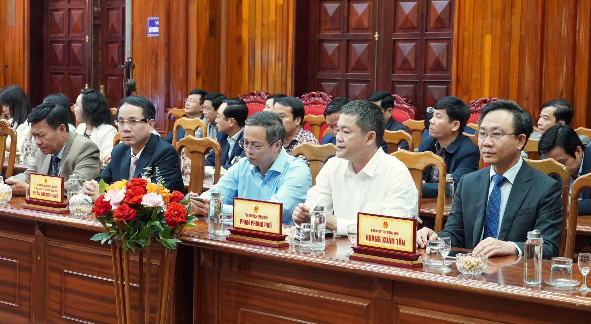 Đại biểu tham dự buổi gặp mặt - Ảnh: QV