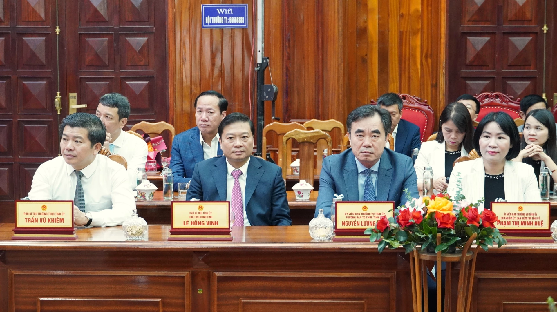 Đại biểu tham dự buổi gặp mặt - Ảnh: QV