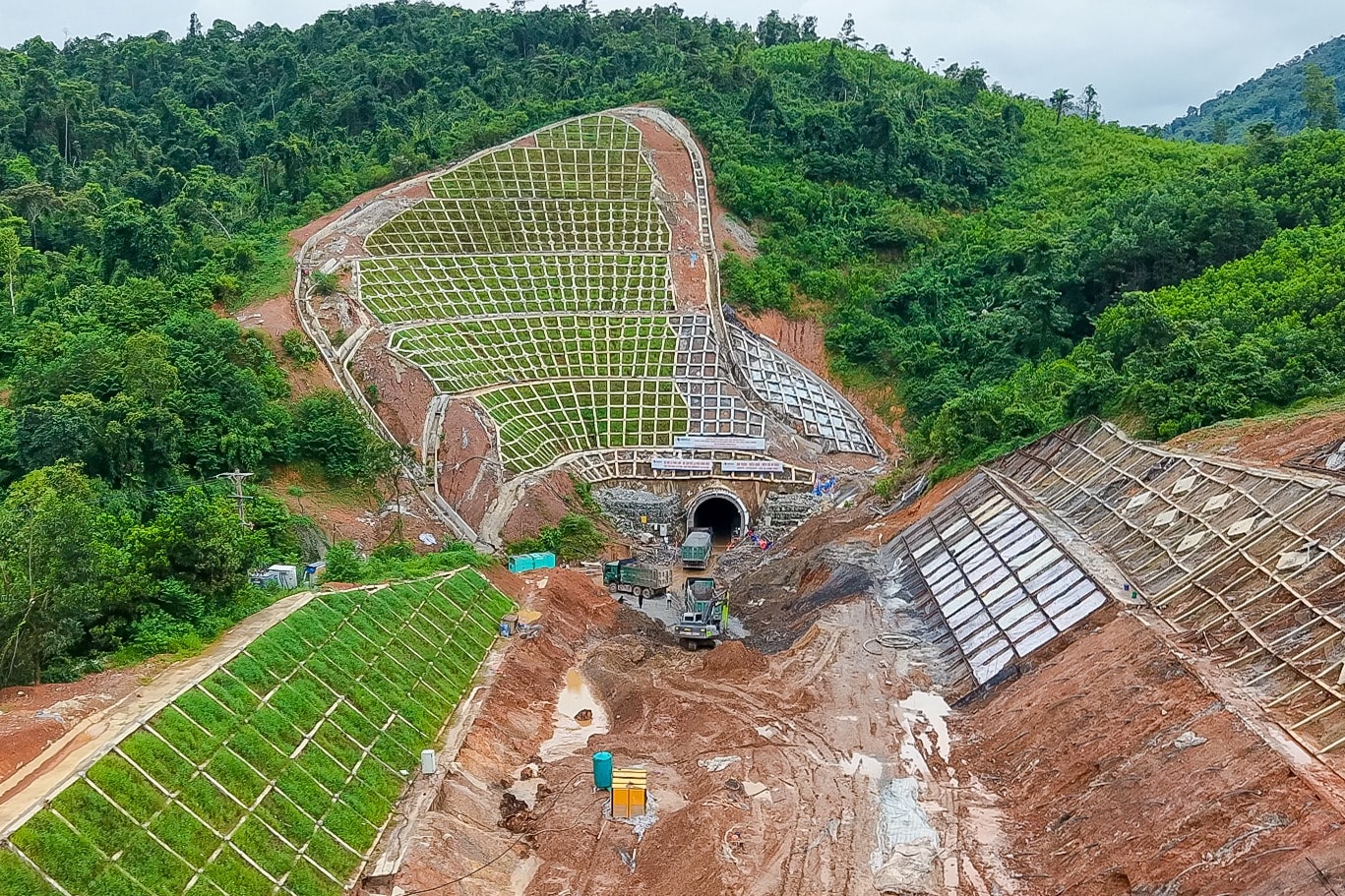 Tàu qua đèo Khe Nét trên tuyến đường sắt Bắc 1 Địa chất phức tạp tại dự án cải tạo tuyến đường sắt qua đèo Khe Nét. Ảnh: TL.