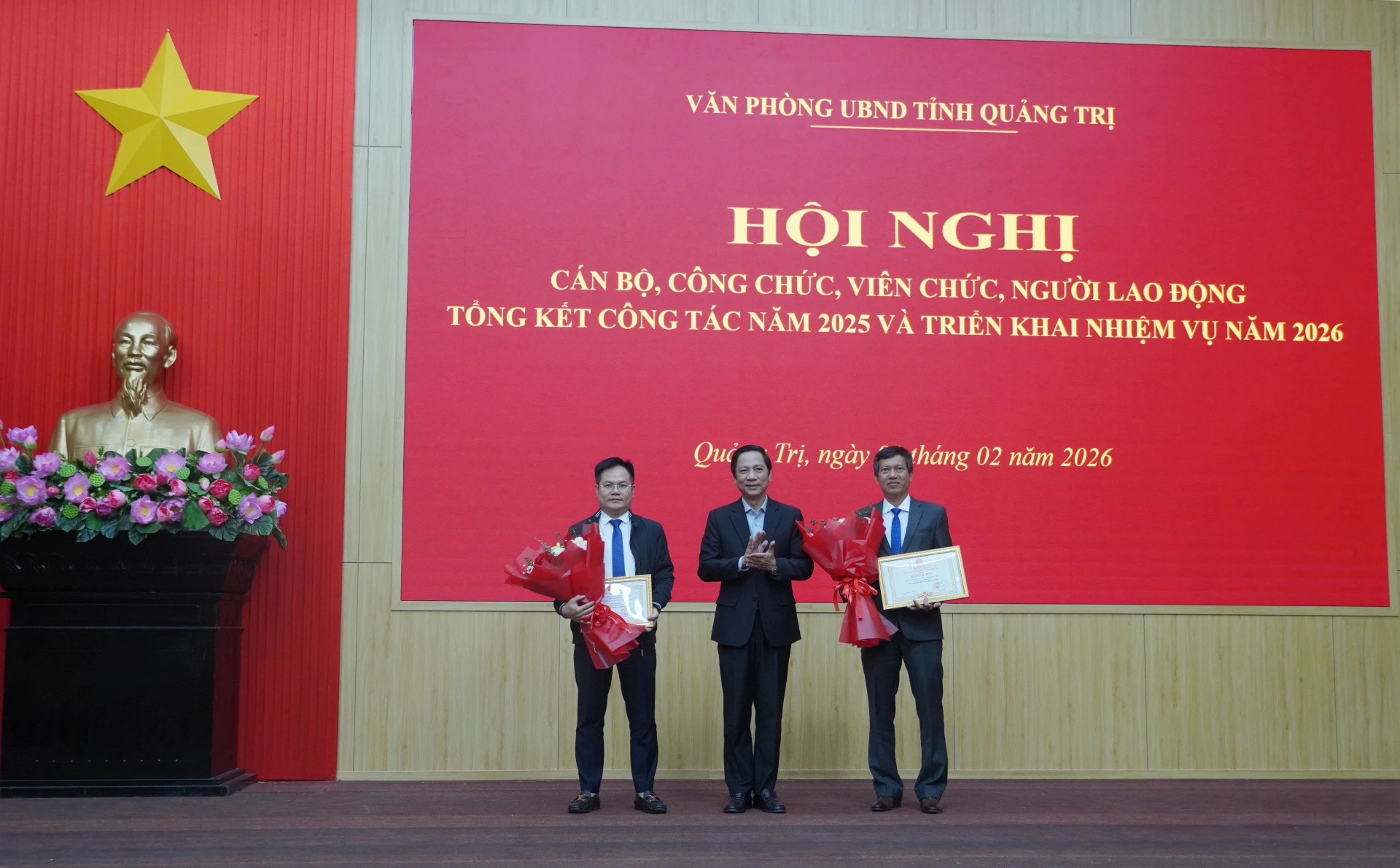 Trao tặng danh hiệu Tập thể lao động xuất sắc và Bằng khen của UBND tỉnh cho các tập thể có thành tích xuất sắc - Ảnh: HL.