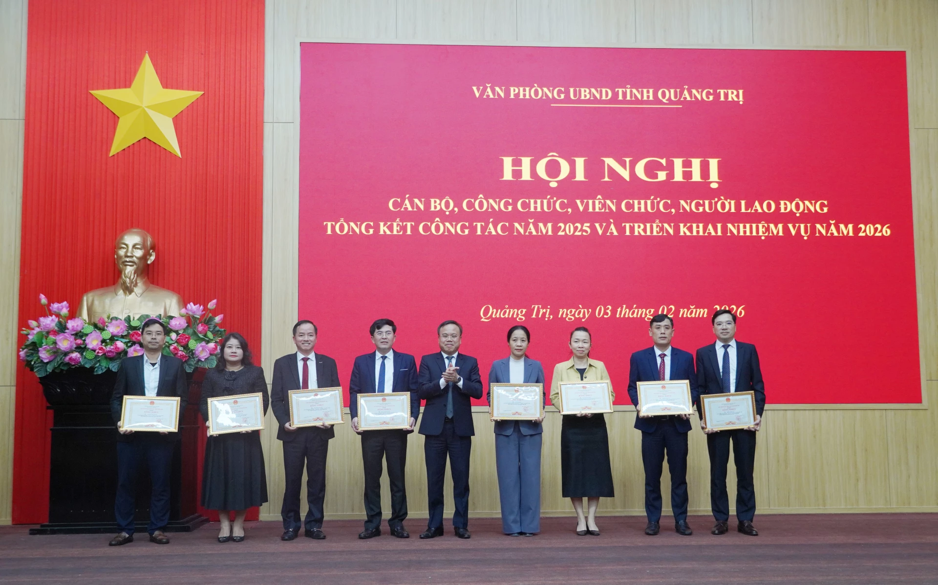 Trao tặng Bằng khen của Chủ tịch UBND tỉnh cho các cá nhân có thành tích xuất sắc - Ảnh: HL.