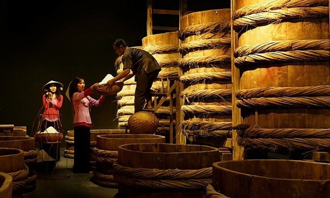 Đề xuất nghề nước mắm Phan Thiết là di sản quốc gia 1 Các công đoạn làm nước mắm trong nhà thùng ở Phan Thiết. Ảnh: Bảo tàng nước mắm Làng chài xưa