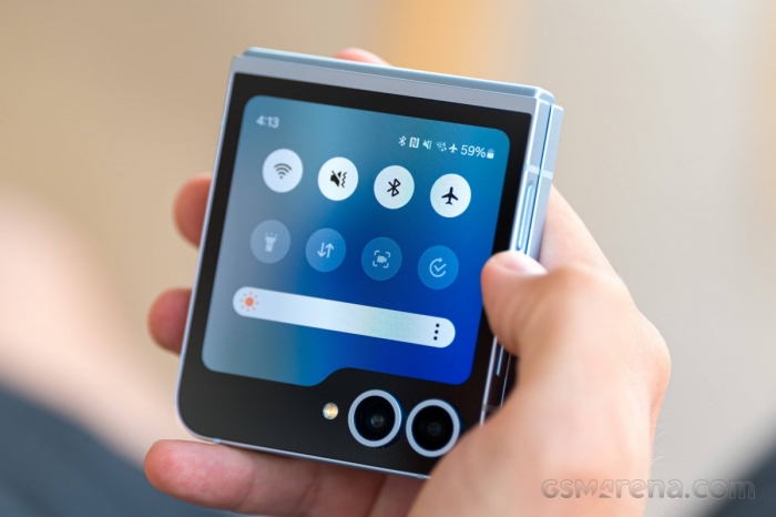 Đây là chiếc điện thoại màn hình gập giá rẻ đáng mua nhất, AI toàn diện hơn cả iPhone 17 đắt tiền 3 galaxy z flip6 7