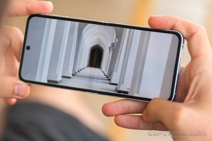 Đây là chiếc điện thoại màn hình gập giá rẻ đáng mua nhất, AI toàn diện hơn cả iPhone 17 đắt tiền 2 galaxy z flip6 8