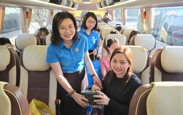 Bà Phan Thị Thúy Linh, Chủ tịch Liên đoàn Lao động TP. Đà Nẵng trao quà cho đoàn viên Công đoàn. Bà Phan Thị Thúy Linh, Chủ tịch Liên đoàn Lao động TP. Đà Nẵng trao quà cho đoàn viên Công đoàn.