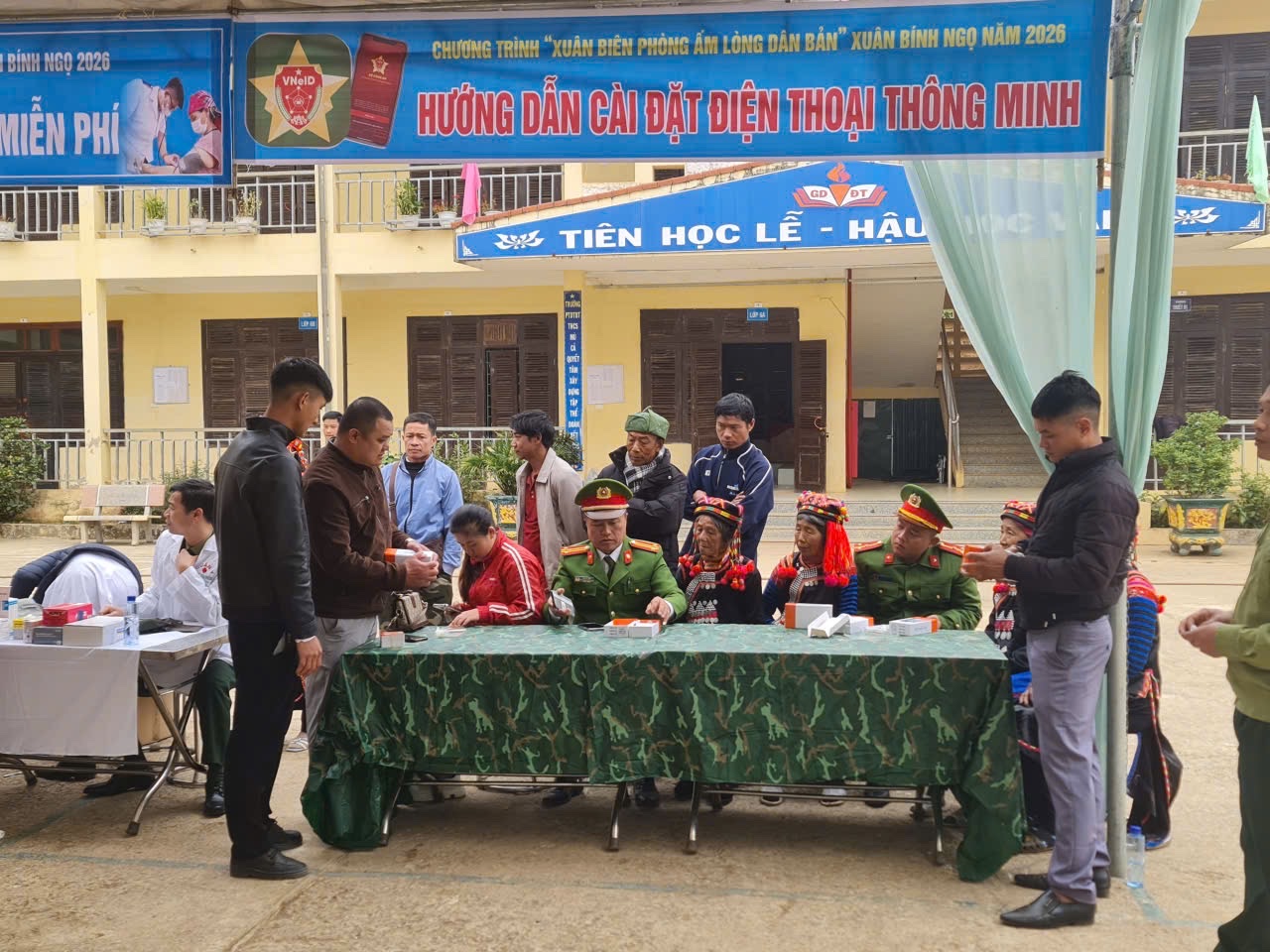 Công an xã Mù Cả phối hợp trao tặng điện thoại đồng hành cùng xuân Biên phòng Bính Ngọ năm 2026 1 image 14