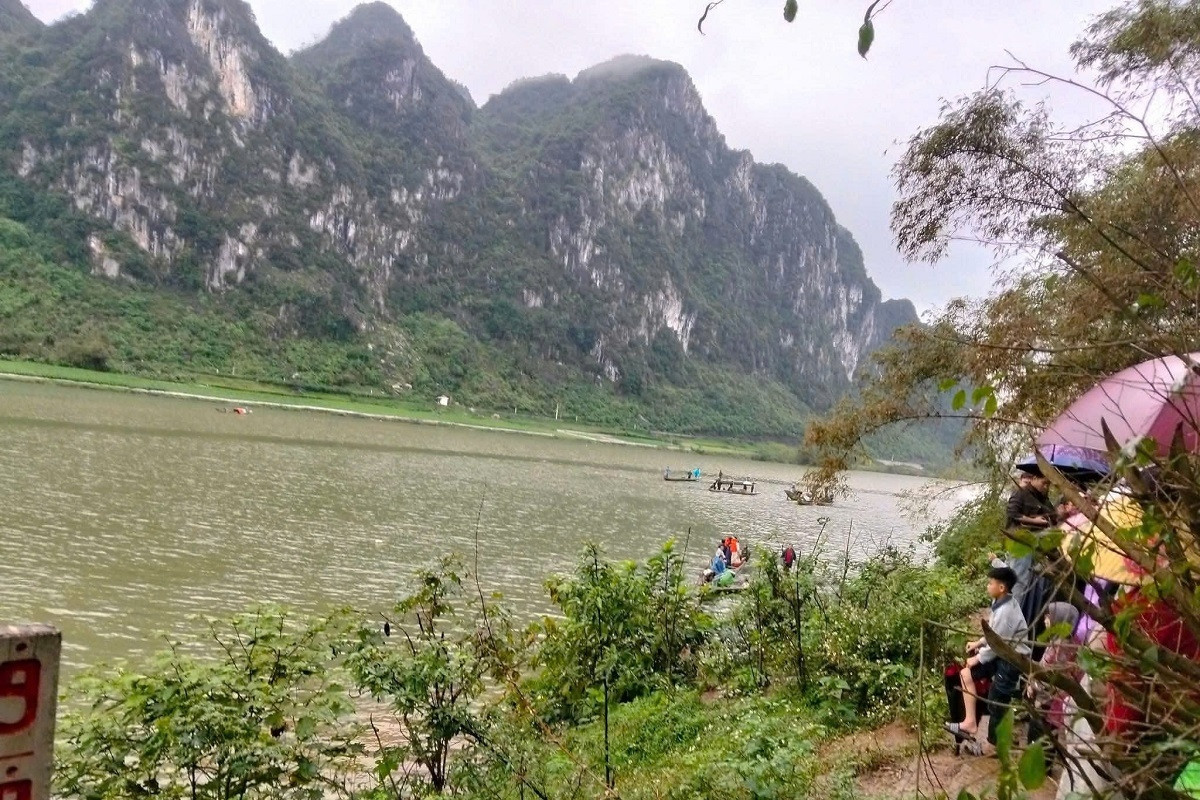 Huy động gần 200 người tìm kiếm nạn nhân 7 Lật thuyền chở 7 người trong một gia đình vào mùng 3 Tết, 2 người tử vong