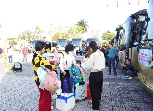Nhiều gia đình có mặt tại điểm xuất phát từ sớm để kịp giờ lên “Chuyến xe Công đoàn” về quê đón Tết Nhiều gia đình có mặt tại điểm xuất phát từ sớm để kịp giờ lên “Chuyến xe Công đoàn” về quê đón Tết