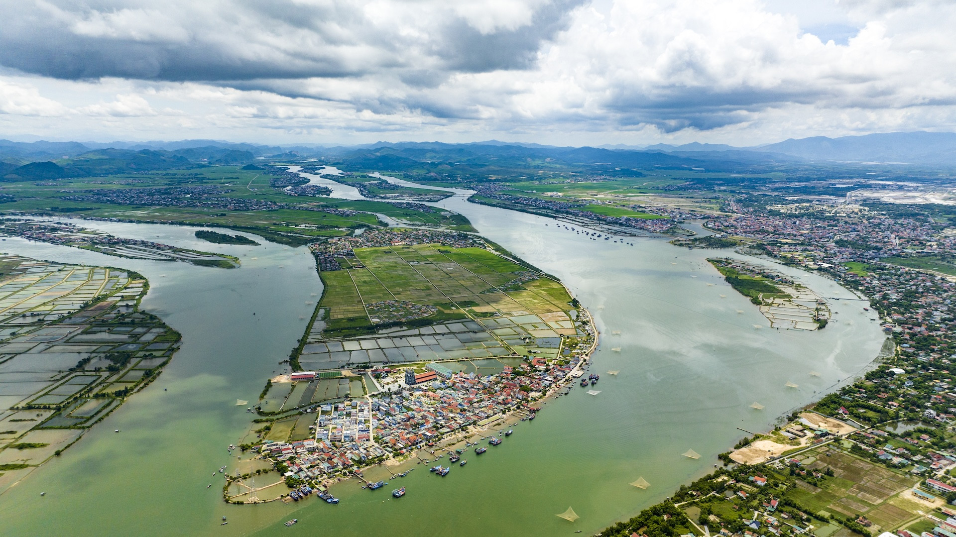 song gianh hoang ha 1692