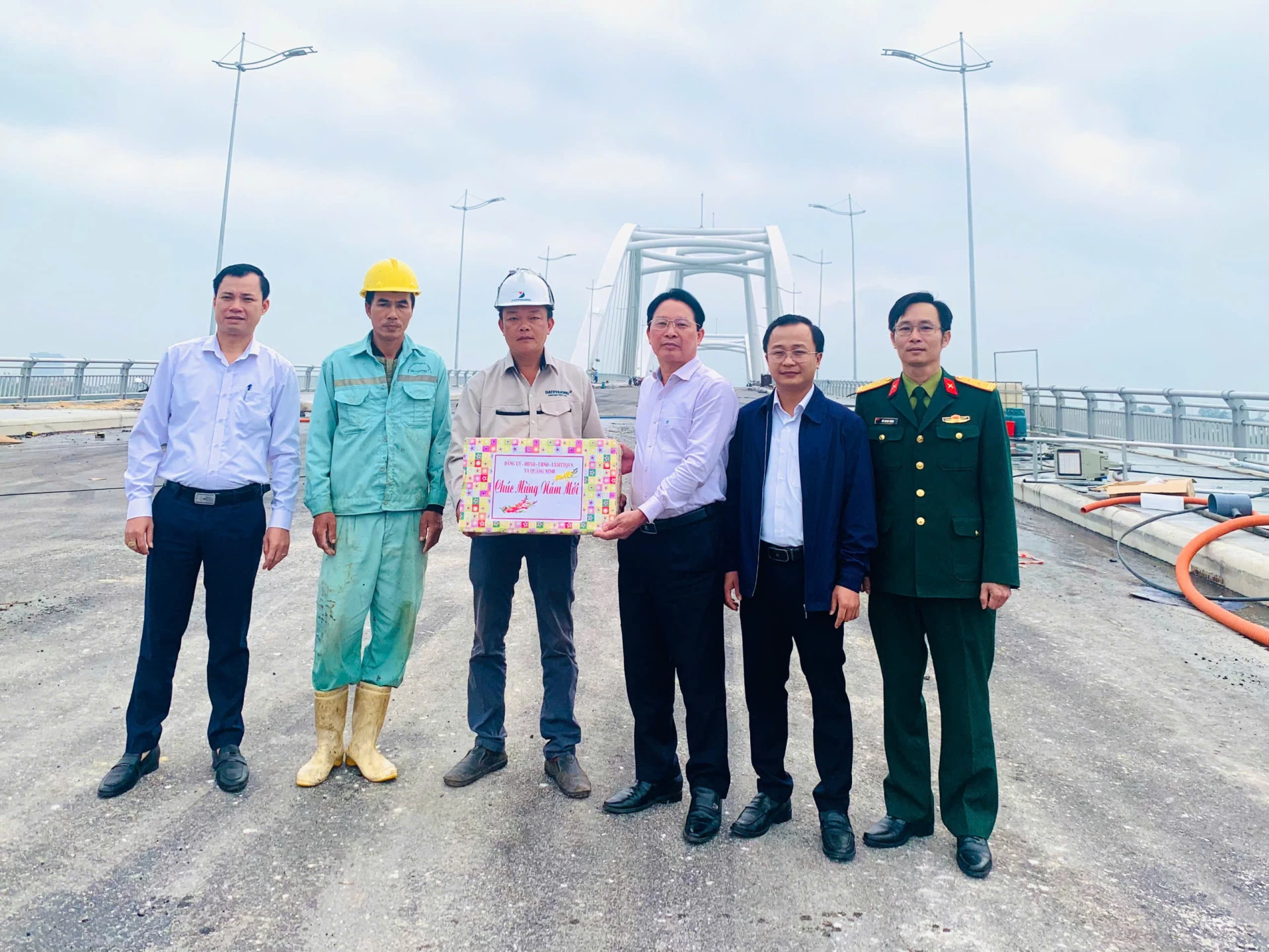 Lãnh đạo xã Quảng Ninh thăm, tặng quà đơn vị thi công cầu Nhật Lệ 3-Ảnh NK