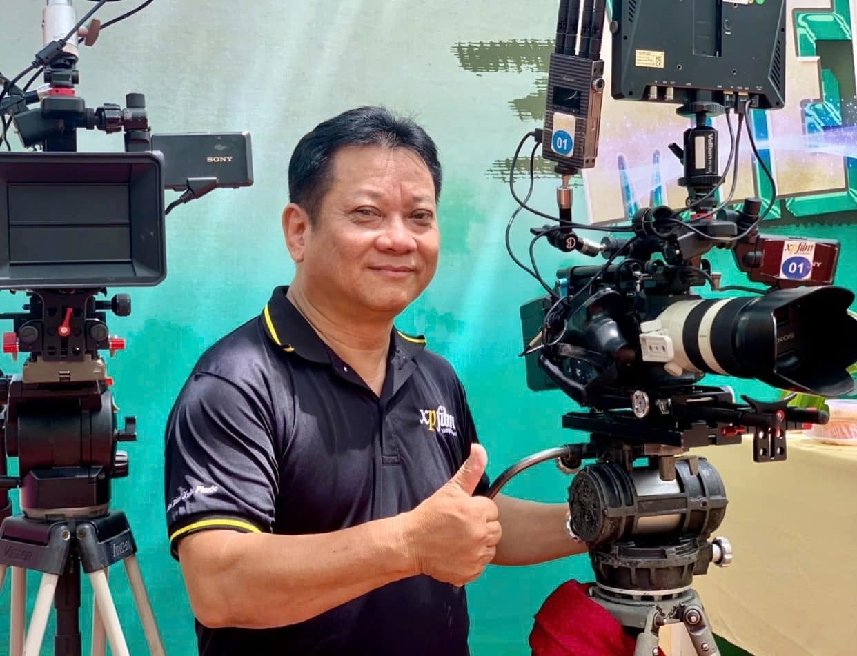 Dạo diễn Xuân Phước bên cạnh dàn máy quay hiện đại - Công nghệ đã trở thành người bạn đồng hành thân thiết trong hành trình sáng tạo của anh