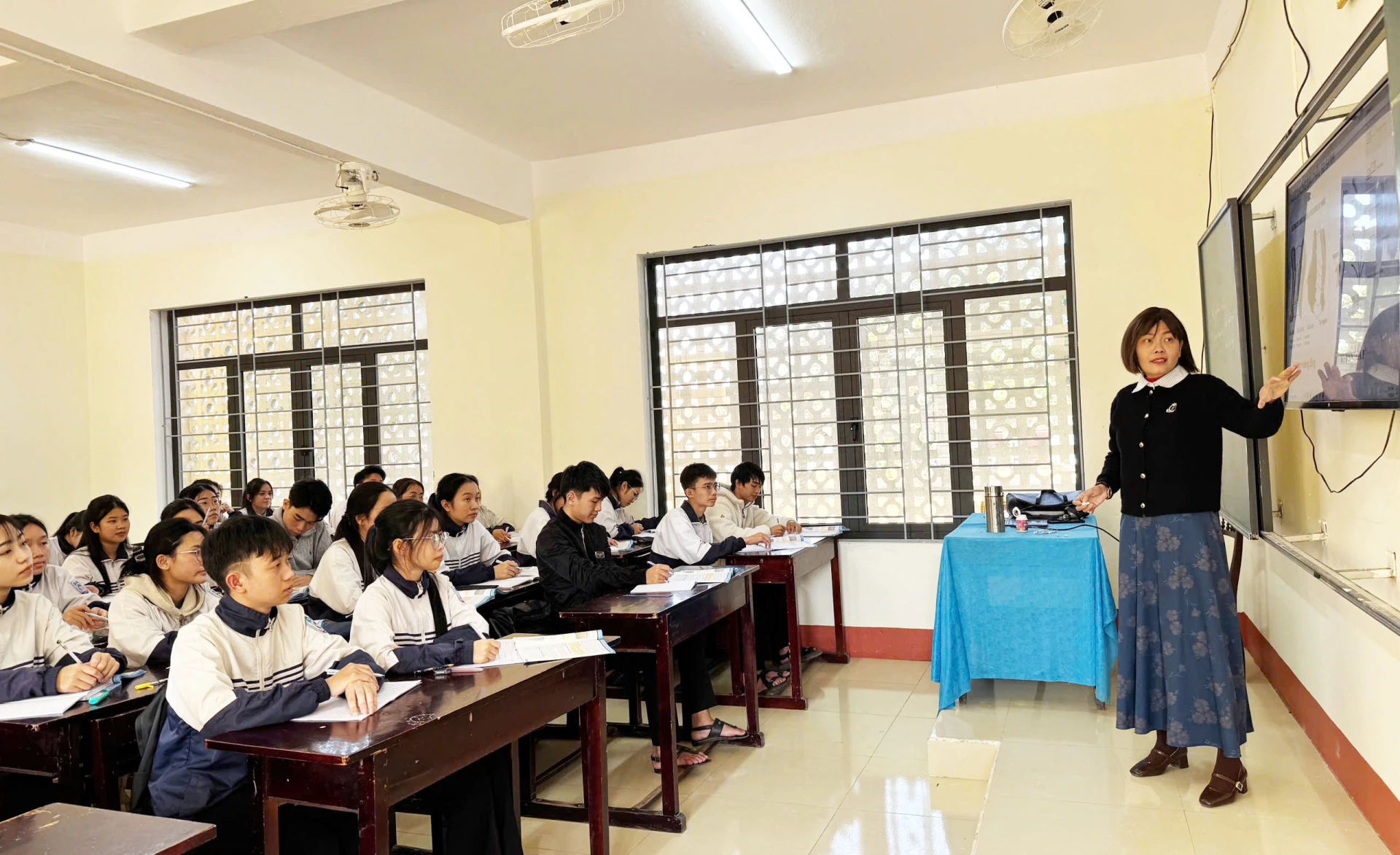 Kiên cường trên bục giảng dù mắc bệnh nan y 1 Dù đối mặt với bệnh tật, cô giáo Nguyễn Lê Thùy Nhân vẫn tạo cho mình một phong thái tốt nhất có thể khi lên lớp - Ảnh: Nh.V